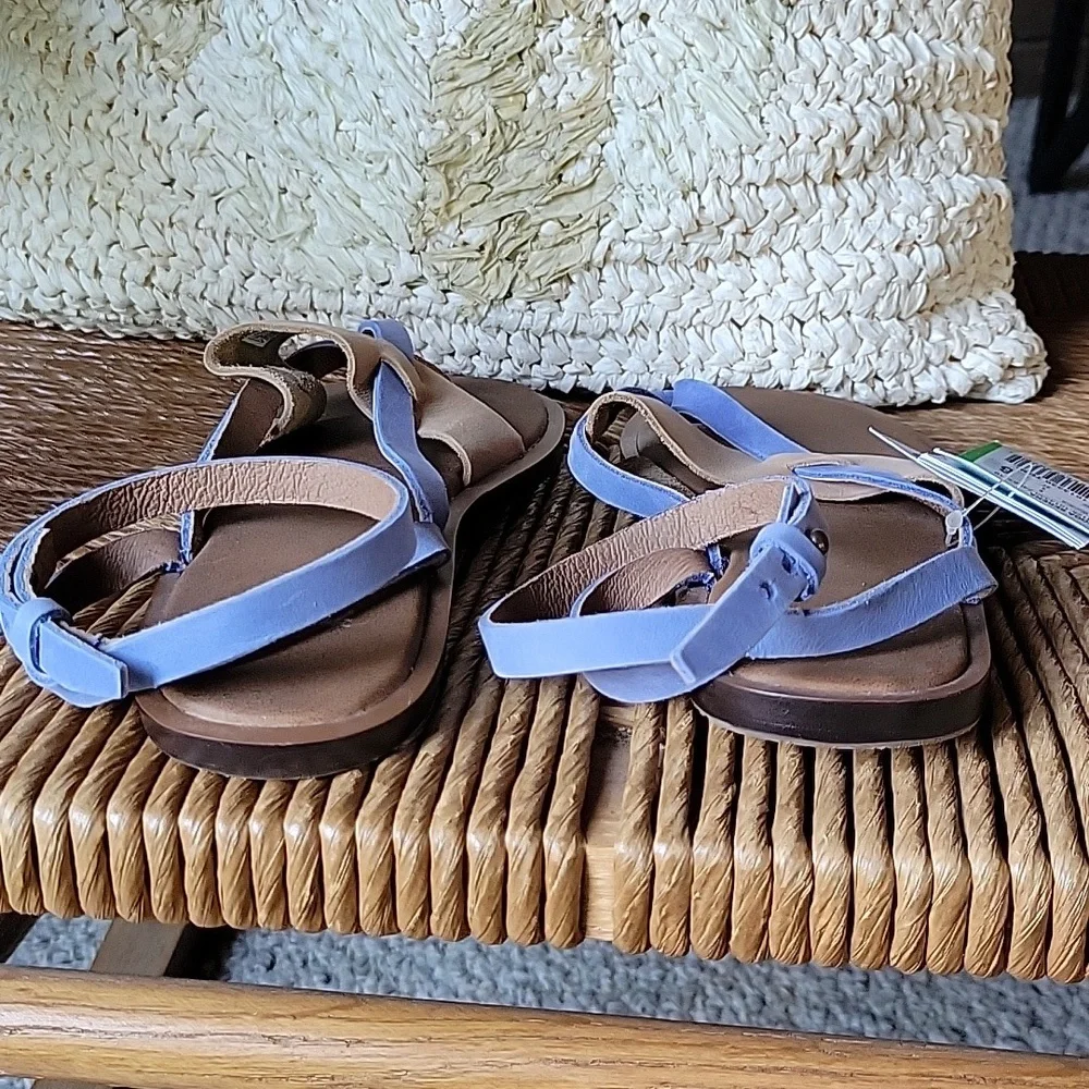 Sanuk Yoga Serena leather tan/blue sandals, size 6